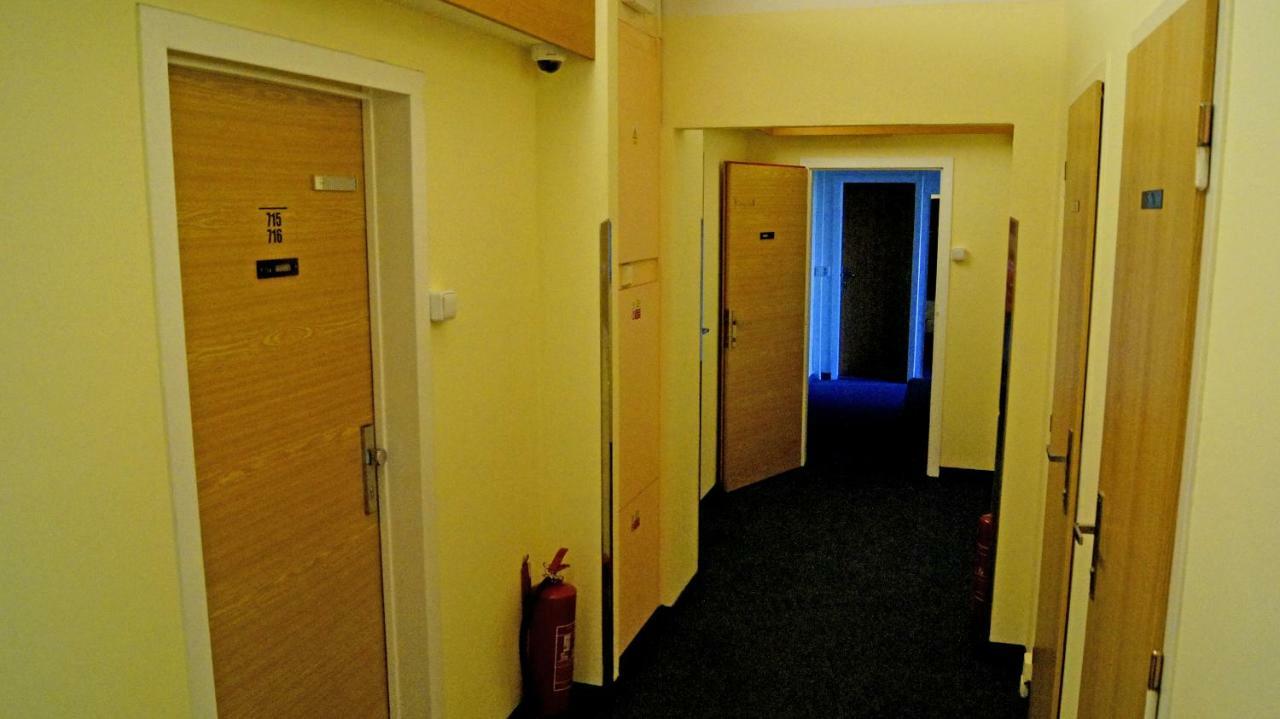 Km House Cerny Most Vandrehjem Prag Eksteriør billede