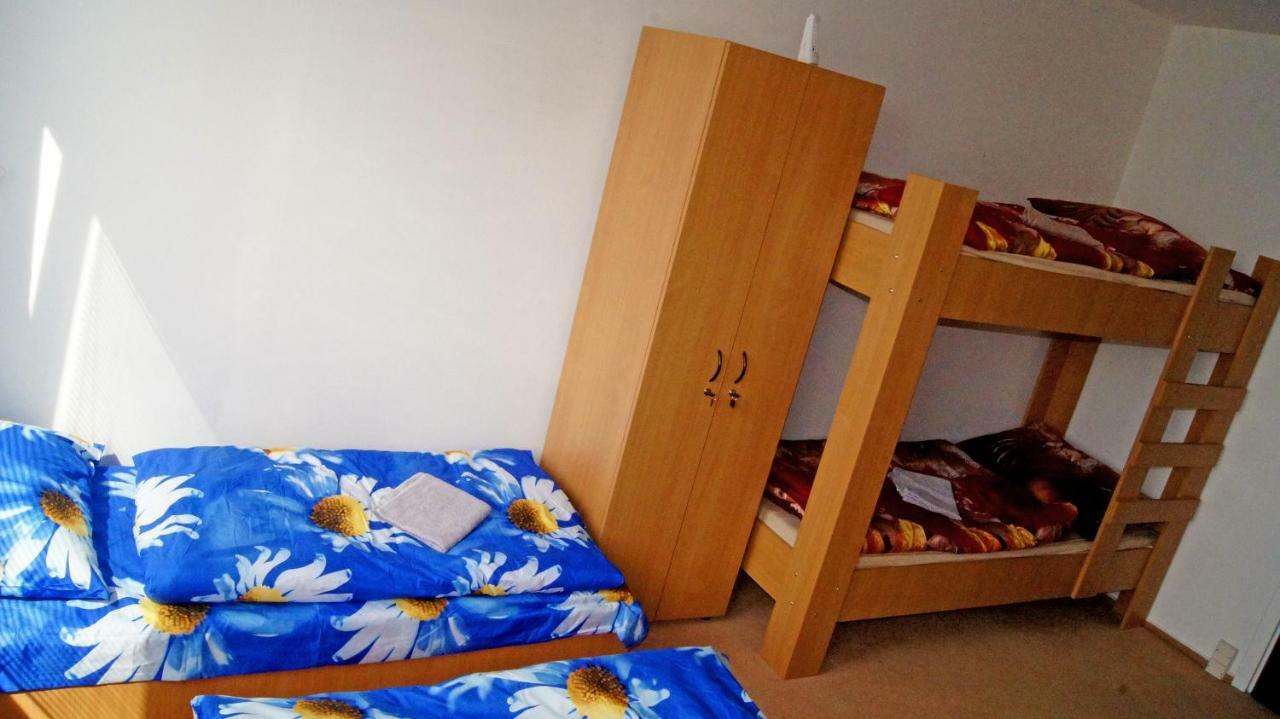 Km House Cerny Most Vandrehjem Prag Eksteriør billede