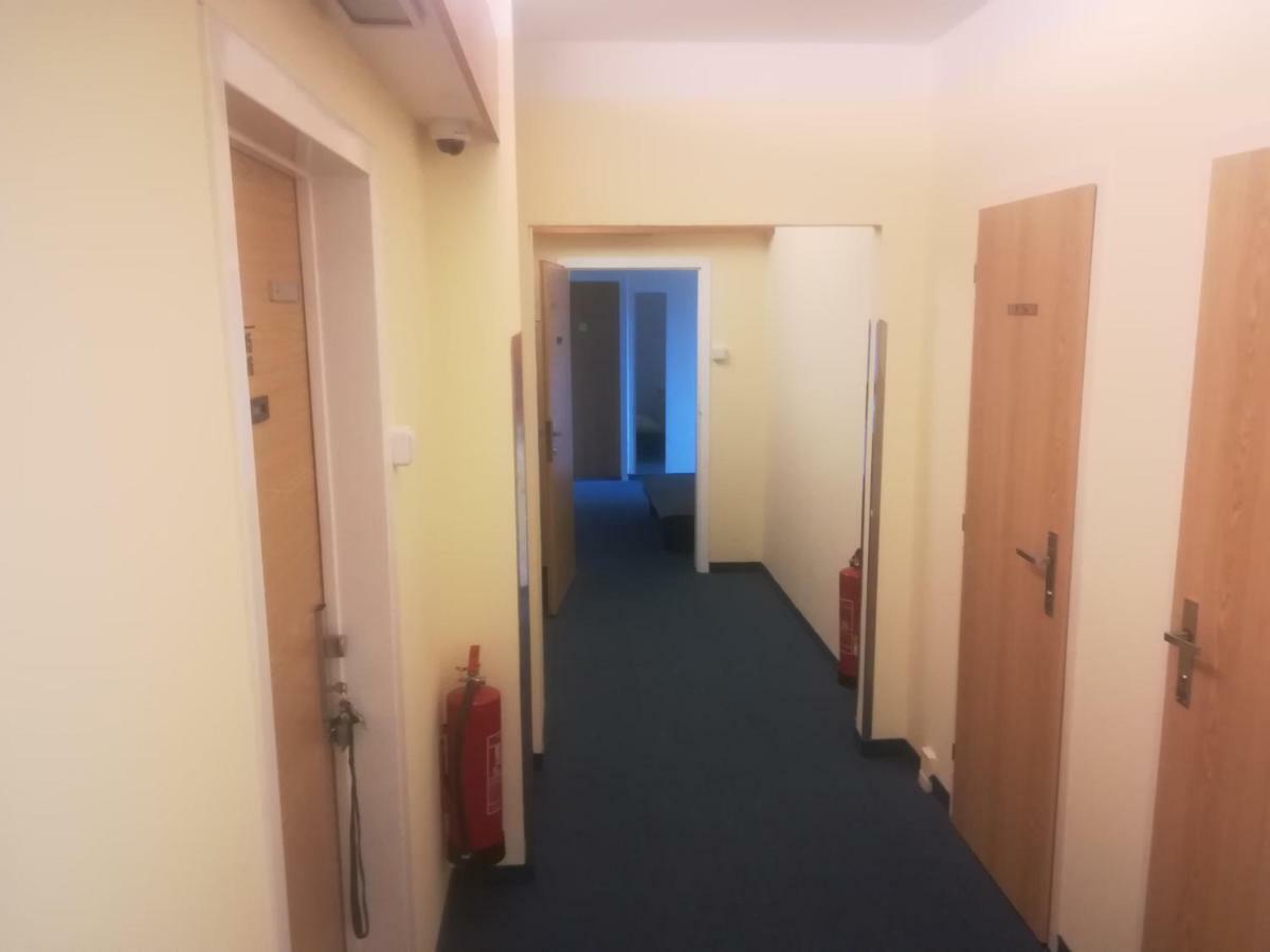 Km House Cerny Most Vandrehjem Prag Eksteriør billede