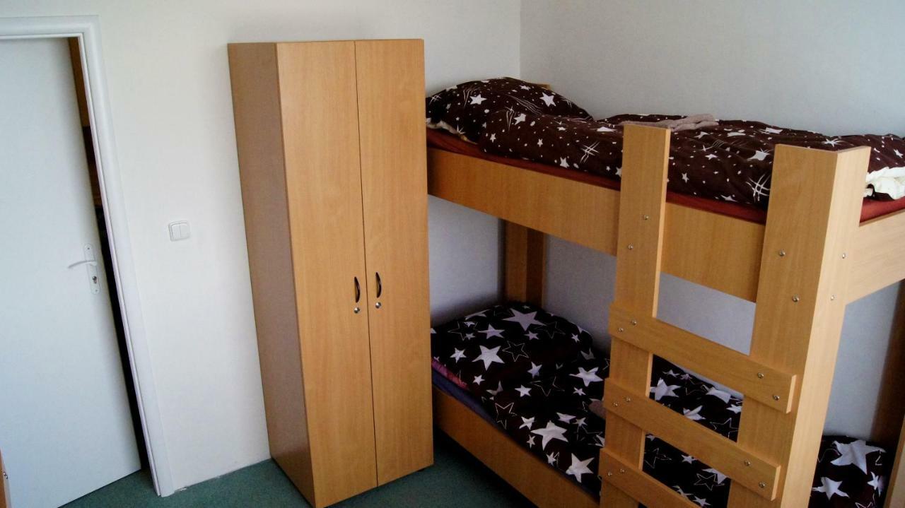 Km House Cerny Most Vandrehjem Prag Eksteriør billede