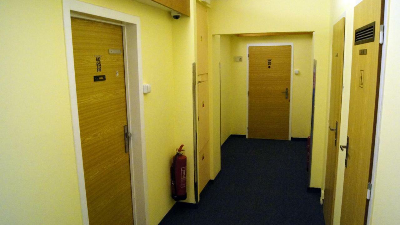 Km House Cerny Most Vandrehjem Prag Eksteriør billede